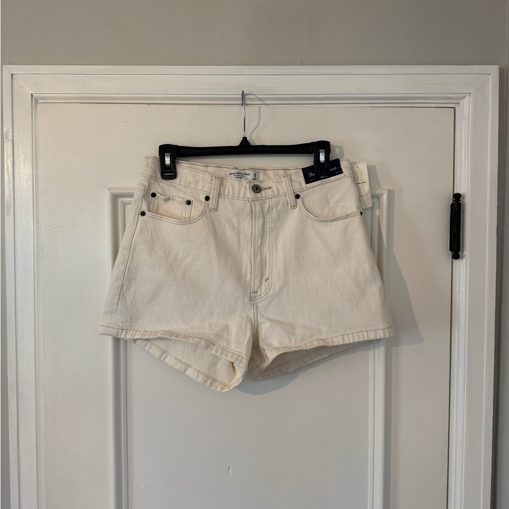 NWT Abercrombie and Fitch Mom Shorts. White, Size 8/29